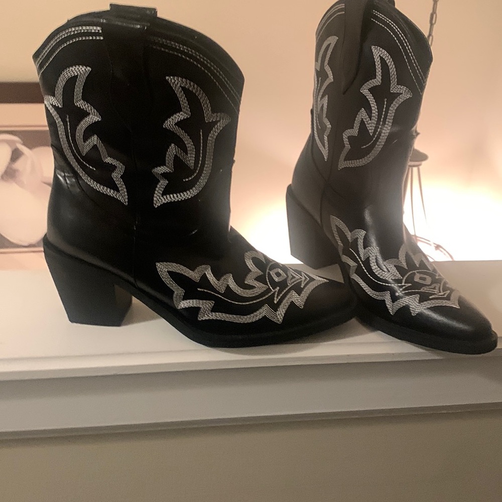 Ladies black and white cowboy boots